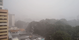 Fuerte aguacero provocó bajones de luz en varios sectores de Caracas (IMÁGENES)