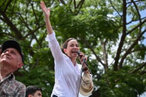 Funcionario que firmó la notificación de inhabilitación política de María Corina Machado quiere ser rector del CNE