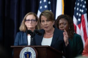 Gobernadora de Massachusetts declaró estado de emergencia por llegadas de migrantes