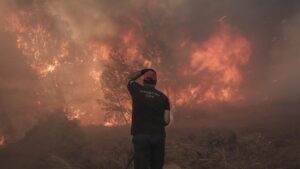Grecia combate la ola de incendios más devastadora en 15 años