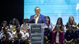 Guatemala celebra una tensa segunda vuelta de las presidenciales con el progresista Arévalo de León como favorito