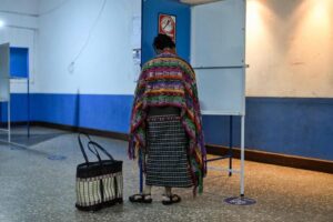 Guatemala vota en unas elecciones marcadas por el intento judicial de impedir la candidatura del
cambio