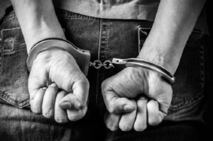 Hombre detenido por violar su hijastra de seis años
