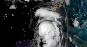 Huracán amenaza Florida con marejadas catastróficas y vientos destructivos