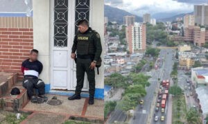 Ibagué: hombre de talla baja ataca con piedras y mordiscos a un policía - Otras Ciudades - Colombia