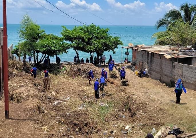 Instituciones y Poder Popular siguen con el saneamiento de las costas del Lago de Maracaibo - Yvke Mundial