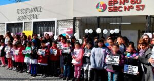 “Justicia por Morena”: conmovedor abrazo simbólico de compañeros y maestros en la escuela de la niña asesinada