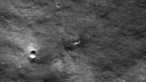 La NASA publica una foto del cráter que habría dejado la misión rusa Luna-25 - AlbertoNews