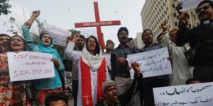 La Policía de Pakistán detiene a dos cristianos acusados de blasfemia tras la quema de varias iglesias