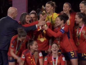 La Reina Letizia celebra el triunfo de España en el mundial de fútbol femenino junto a la Infanta Sofía