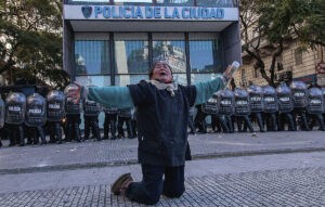 La decadente Argentina electoral: violencia, crisis y el fin de una era