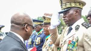 La junta de Gabón nombra un líder interino y pone al presidente depuesto en arresto domiciliario