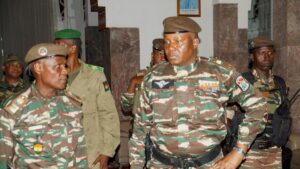 La junta golpista en Níger forma un gobierno transitorio con 21 ministros, seis de ellos militares