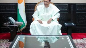 La junta militar de Níger juzgará al presidente depuesto Bazoum por "alta traición"