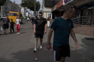 La nueva batalla de los soldados ucranianos: aprender a moverse por el mundo despus de quedarse ciegos