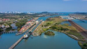 La sequía atasca el tránsito de buques por el canal de Panamá