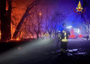 Las autoridades italianas evacúan a 600 personas por un incendio en Cerdeña