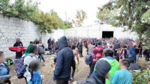 Autoridades mexicanas hallan a casi 500 migrantes retenidos en un predio en Puebla
