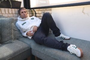 Liam Gallagher diseña un modelo de zapatos junto a Adidas (Fotos) - AlbertoNews
