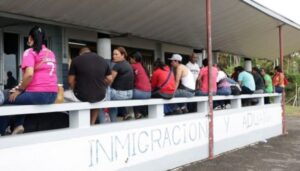 Liberan en Trinidad y Tobago a 64 migrantes venezolanos a la espera de su deportanción