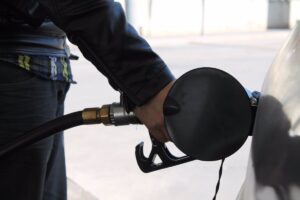 Los carburantes acumulan una subida de hasta el 12% y la gasolina toca máximos para una operación retorno
