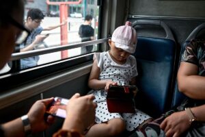 Los nios chinos adictos a los mviles (y las clnicas y campamentos de verano que prometen curarlos)