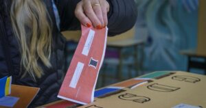 Los precandidatos argentinos votan a las PASO en medio de algunos problemas técnicos en Buenos Aires