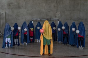 Los talibanes contra las mujeres: dos aos de Gobierno marcados por el retroceso de derechos