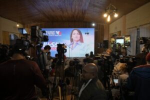 Luisa González del partido Revolución Ciudadana lidera los votos