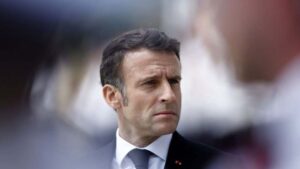 Macron busca superar tensión de legislatura en medio de pugna por sucesión