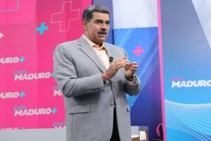 Maduro dice que medios del Estado "hacen siempre lo mismo" y ordenó reestructurarlos