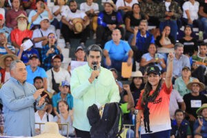 Maduro ordena "mejorar" distribución de combustible