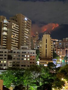 Medellín: reportan incendio de cobertura vegetal en ladera de la ciudad - Medellín - Colombia