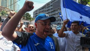 Miles de hondureños se manifiestan contra Xiomara Castro – DW – 19/08/2023