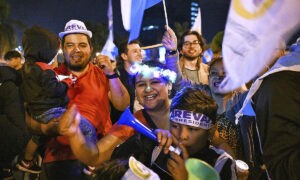 Miles de personas celebran en Guatemala la victoria de Bernardo Arvalo mientras su rival an no acepta los resultados