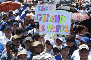 Miles de personas, encabezadas por el opositor Salvador Nasralla, se manifiestan en Honduras contra el "comunismo" de Xiomara Castro