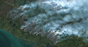 Miles de personas huyen de los incendios en el noroeste de Canad: "Hay que sacar a la gente cuanto antes"