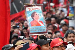 Miles de personas rodean el Congreso de Honduras en apoyo a Xiomara Castro para presionar en la eleccin del nuevo fiscal general
