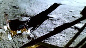 Misión espacial india revela primeras imágenes sobre la superficie de la Luna