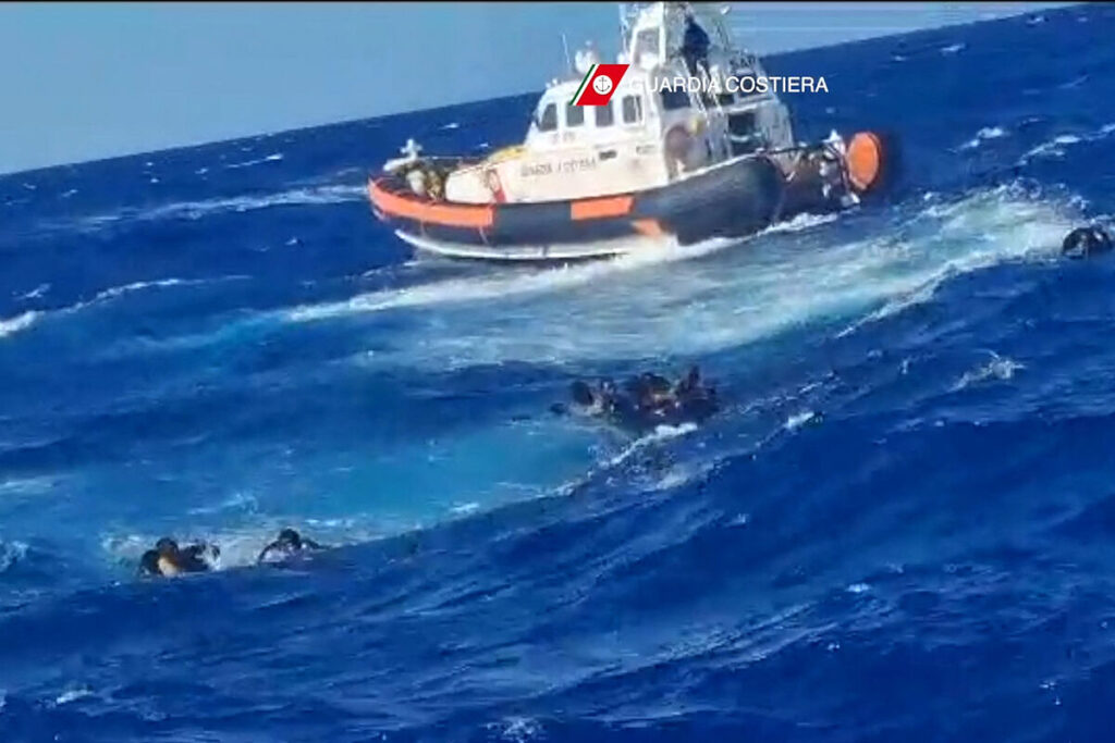 Ms de 40 migrantes muertos en un nuevo naufragio frente a la isla italiana de Lampedusa