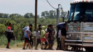 Muere niña venezolana de 3 años en un autobús de migrantes en Texas