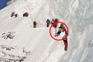 Muere un sherpa subiendo el K2 y decenas de escaladores le pasan por encima sin prestarle ayuda