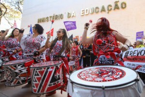 Mujeres estudian más en Brasil, pero sin avanzar en las ciencias exactas