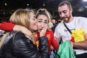 Mundial de Fútbol Femenino: La desgracia de la heroína Olga Carmona: su padre falleció antes de la final y ella lo supo después