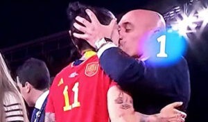 Mundial de Fútbol Femenino: Rubiales besa en la boca a Jenni Hermoso durante la celebración del Mundial de España: "Fue un gesto de amistad y gratitud"