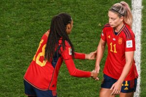 Mundial de Fútbol Femenino: Salma por Alexia, el cambio simbólico de España: las adolescentes que ganaron viendo sufrir a las mayores