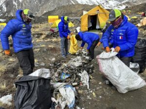 Nepal planea subir a 15.000 dlares el precio del permiso para ascender al Everest