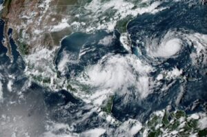 Nueva tormenta tropical Idalia se intensifica rumbo a Florida