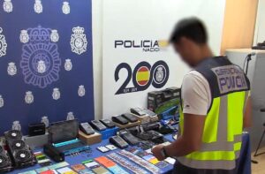 Operación de la Policía Nacional contra la ciberdelincuencia en cajeros bancarios.