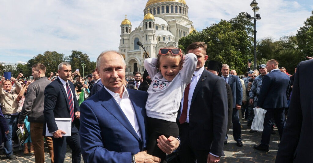 Para contrarrestar un motín, Putin se da baños de multitudes
